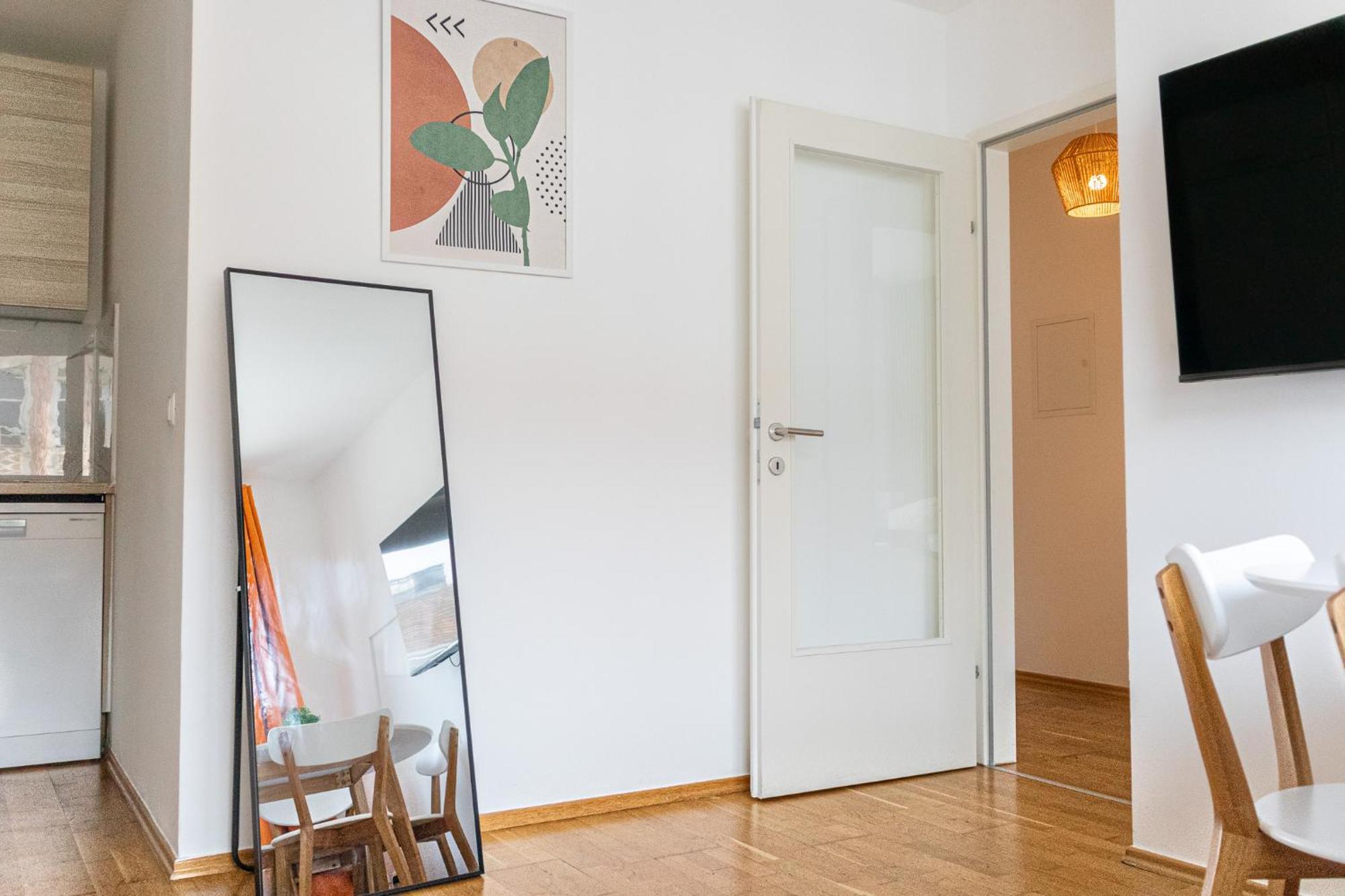 Chic 1br And 1lr With Kingbed, 9 Min To Center Via Metro Apartamento